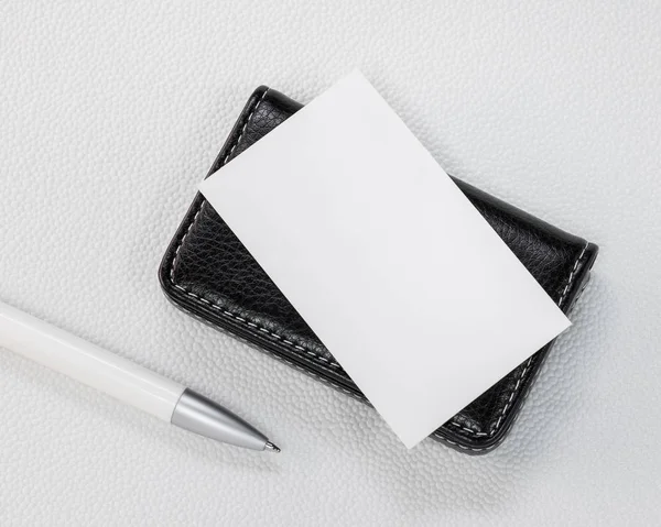 Sentetik beyaz arka plan üzerinde siyah deri kart tutucular. Paranızı saklamak için Deri cüzdan üst görünümü.