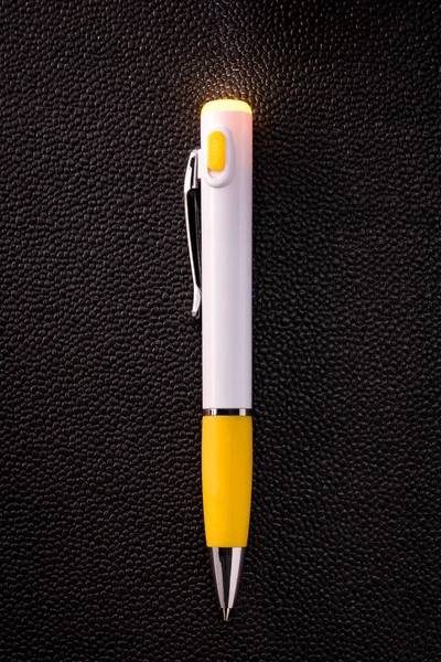 Innovation Der Taschenlampe Stift Auf Dunklem Hintergrund — Stockfoto