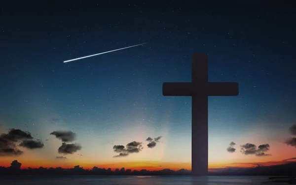 流れ星の背景を持つ夕日と夜空の十字架のシルエット — ストック写真