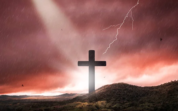 Silueta Cruz Crucifijo Atardecer Con Luz Sagrada Fondo Tormenta —  Fotos de Stock