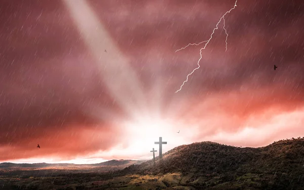 聖なる光と雷雨の背景を持つ日没時に十字架のシルエット — ストック写真