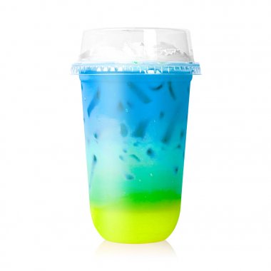 Beyaz arka plan üzerinde izole plastik cam renkli süt. Süt bardağının gökkuşağı renkleri. ( Kırpma yolu )