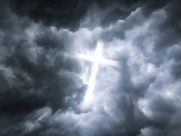 Kutsal Gökyüzü Arka Plan Ile Kara Bulutlar Üzerinde Haç Çapraz — Stok fotoğraf
