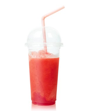 Beyaz arka plan üzerinde izole pipetler ile plastik bardak Soğuk Karpuz Smoothie. Yaz içkisi. ( Kırpma yolu )