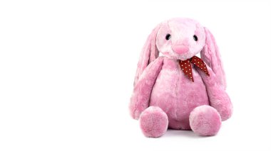 Beyaz arka plan üzerinde izole büyük kulakları ile Pembe tavşan bebek. Çocuklar için sevimli doldurulmuş hayvan ve kabarık kürk.