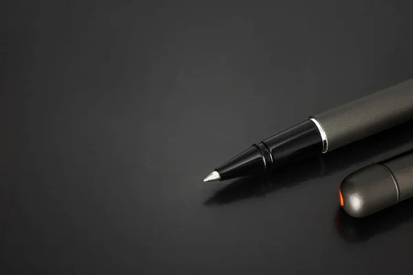 Kugelschreiber Und Kugelschreiberkappe Auf Dunklem Hintergrund Mit Luxuriösem Stil — Stockfoto