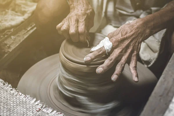 旧陶艺制作碗在陶器工作背景 老人用手工艺品成型粘土 — 图库照片
