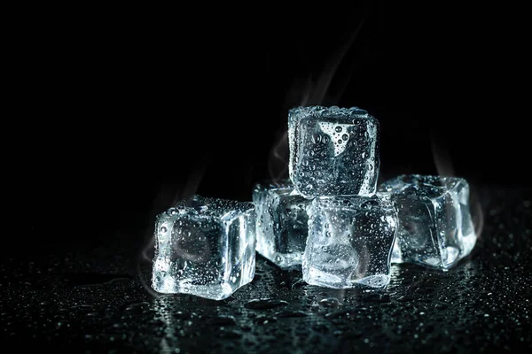 Кубики Льоду Охолоджуючий Дим Фоні Темного Столу Крижані Блоки Холодними — стокове фото