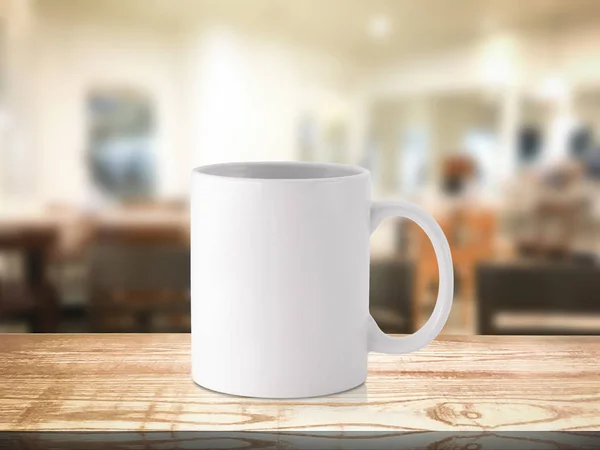 Белая кружка кофе или пить чашку на размытый ресторан или десерты кафе интерьера фона. Деревянные полки фоны с кружками для дизайна . — стоковое фото