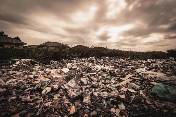 意識を失った住宅や工業工場からの大量の廃棄物 温室効果ガスや地球温暖化を引き起こすゴミ捨て場 — ストック写真