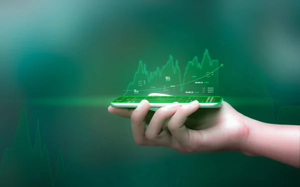 Empresário Segurando Smartphone Mostrando Gráficos Holográficos Estatísticas Mercado Ações Ganhar — Fotografia de Stock