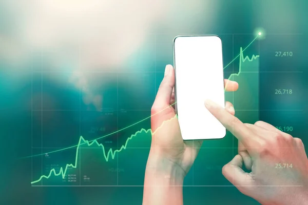 Empresário Segurando Smartphone Mostrando Gráficos Holográficos Estatísticas Mercado Ações Ganhar — Fotografia de Stock