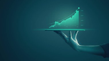 Tablet tutan ve holografik grafikler gösteren ve borsa istatistiklerini gösteren işadamı kar elde ediyor. Büyüme planlaması ve iş stratejisi kavramı. İyi ekonomi formu dijital ekran görüntülenmesi.