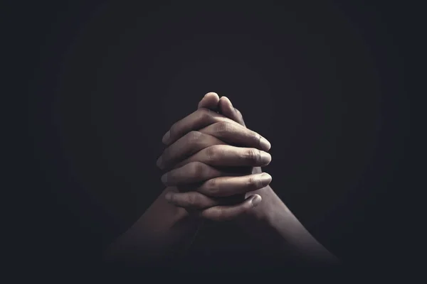 暗い背景に宗教と神への信仰を信じて手を祈る 希望または愛と献身の力 — ストック写真
