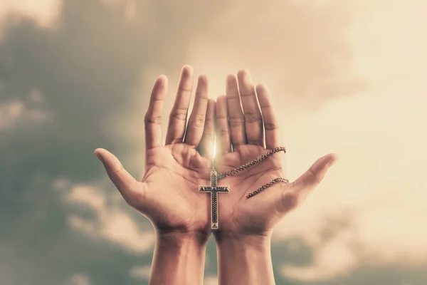 Les Mains Priantes Tiennent Crucifix Une Croix Collier Métallique Avec — Photo