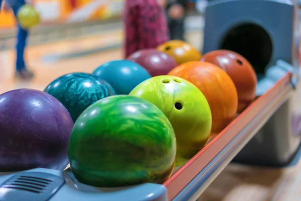 Renkli Bowling topları topu yakın dönüş