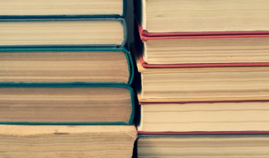 eski renkli kitap yığını