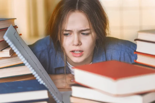 Cansado aburrido adolescente chica molesto por difícil aprendizaje — Foto de Stock