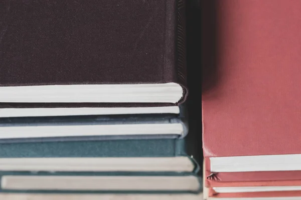 Libros antiguos parados en fila sobre fondo blanco — Foto de Stock