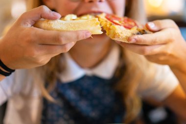 Bir restoranda pizza bir dilim yemek güzel genç kız