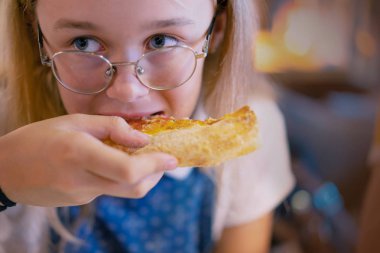 Bir restoranda pizza bir dilim yemek güzel genç kız