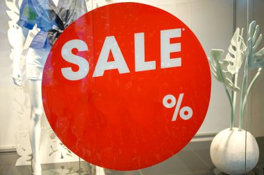 Moda mağazası vitrin ve satış tabelası