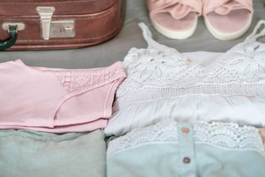 Yaz kadın giyim düzgünce bir bavul içinde paketlenmiş olmak için katlanmış. Seyahat bavulu hazırlama konsepti.