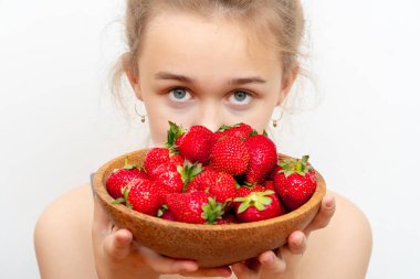 Yüzün bir parçası, genç kadın yakın. Makyajsız tombul dudaklar