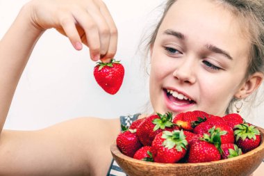 Yüzün bir parçası, genç kadın yakın. Makyajsız tombul dudaklar