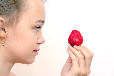Yüzün bir parçası, genç kadın yakın. Makyajsız tombul dudaklar