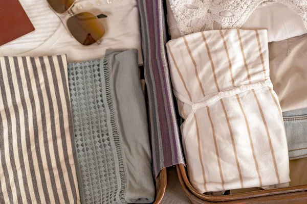 Offene Reisetasche Mit Kleidung Accessoires Und Reisepass Reise Und Urlaubskonzept — Stockfoto