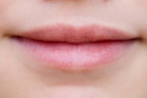 Parte Cara Jovencita Cerca Labios Rellenos Sin Maquillaje — Foto de Stock