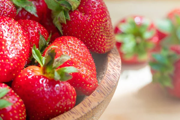 Yüzün bir parçası, genç kadın yakın. Makyajsız tombul dudaklar