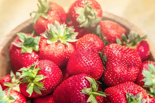 Ahşap kase üst görünümünde taze güzel çilek. Ahşap masa kopyalama alanı üzerinde çilek meyve.