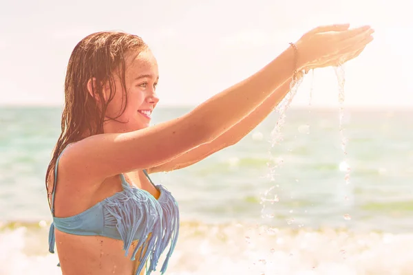 Mooie vrouw in bikini zonnebaden op het strand — Stockfoto