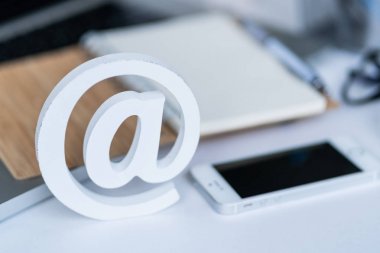 Comcept'e e-posta gönderin. Geri bildirim için bize ulaşın. Not defteri ile masaüstü, sm