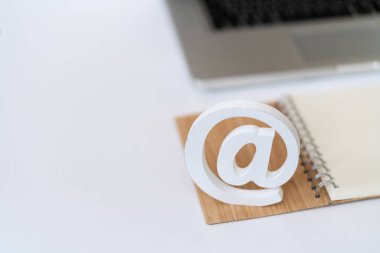 Bir dizüstü bilgisayar klavye konsepti önünde E-posta sembolü