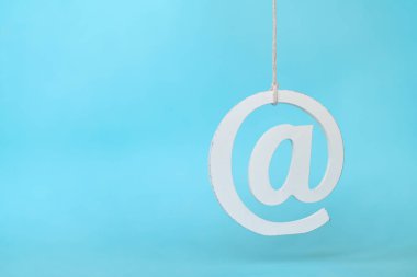 Mavi Arka Plana Karşı E-posta Simgelerini Asma 
