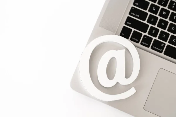 E-posta için bir dizüstü bilgisayar klavye kavramı e-posta sembolü, c