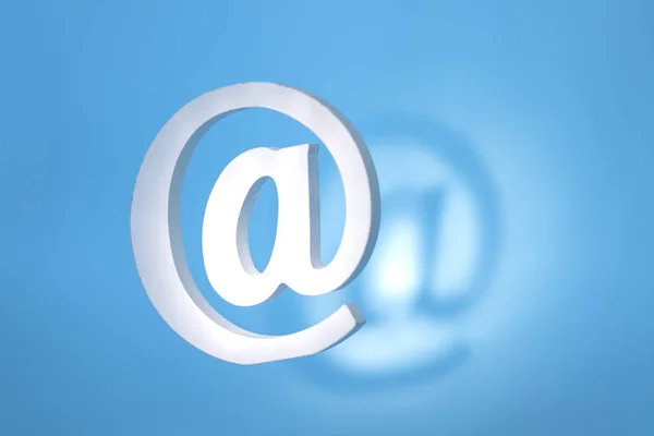 Signe d'email flottant sur fond bleu avec une ombre réelle. Concept — Photo