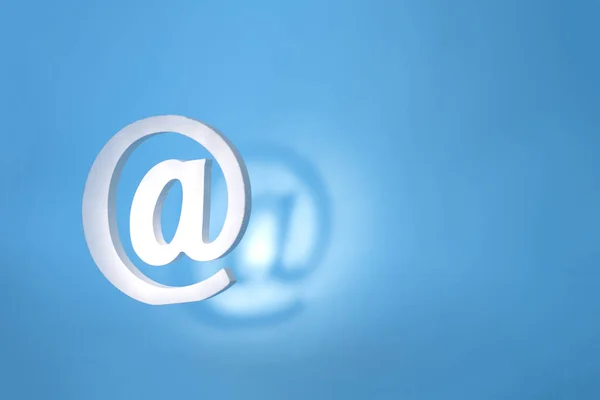 Signe d'email flottant sur fond bleu avec une ombre réelle. Concept — Photo