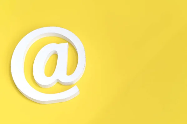 Símbolo de correo electrónico sobre fondo azul. Concepto para internet, contacto u — Foto de Stock