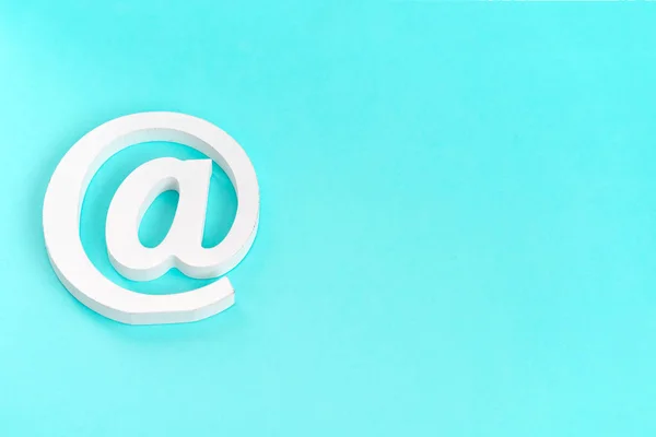 Symbole de courriel sur fond bleu. Concept internet, contact u — Photo