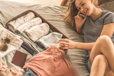 Kadın Bavul Ve Seyahat için hazırlanıyor. Seyahat bavulu hazırlama konsepti