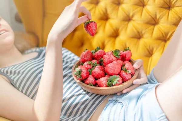 Aantrekkelijke Jonge Vrouw Bank Een Huis Familiekamer Woonkamer Het Eten — Stockfoto