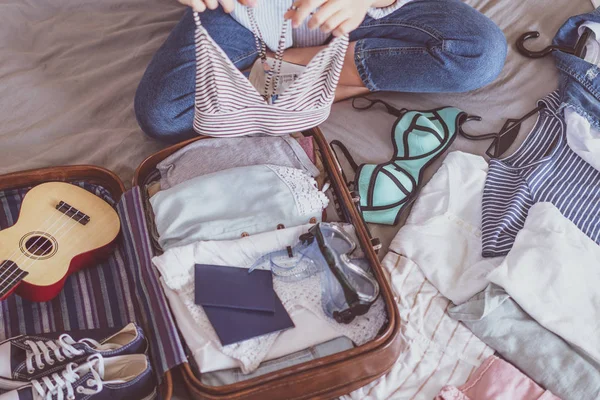 Sommerreise Und Urlaubskonzept Junge Frau Packt Koffer Hause — Stockfoto