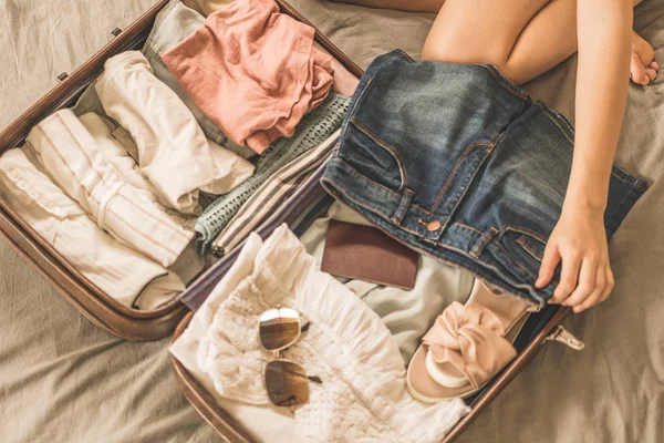 Frau Packt Koffer Und Macht Sich Bereit Für Die Reise — Stockfoto