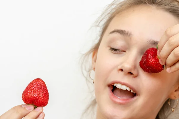 Portrait Yaung Woman Eating Strawberries Healthy Happy Smiling Woman Eating — Stock Photo, Image