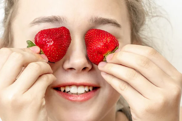 Strawberry Eyes Beautiful Young Woman Holding Strawberries Eyes Binoculars Healthy — Stock Photo, Image