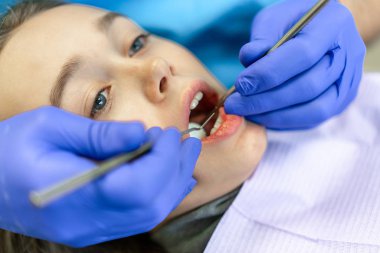 Diş Kliniği. Resepsiyon, hastanın incelenmesi. Diş Bakımı